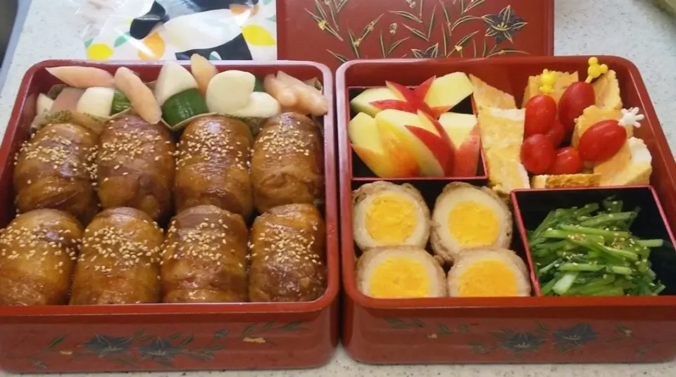 Snapdishの料理写真:肉巻きおにぎり弁当|たちばなさん