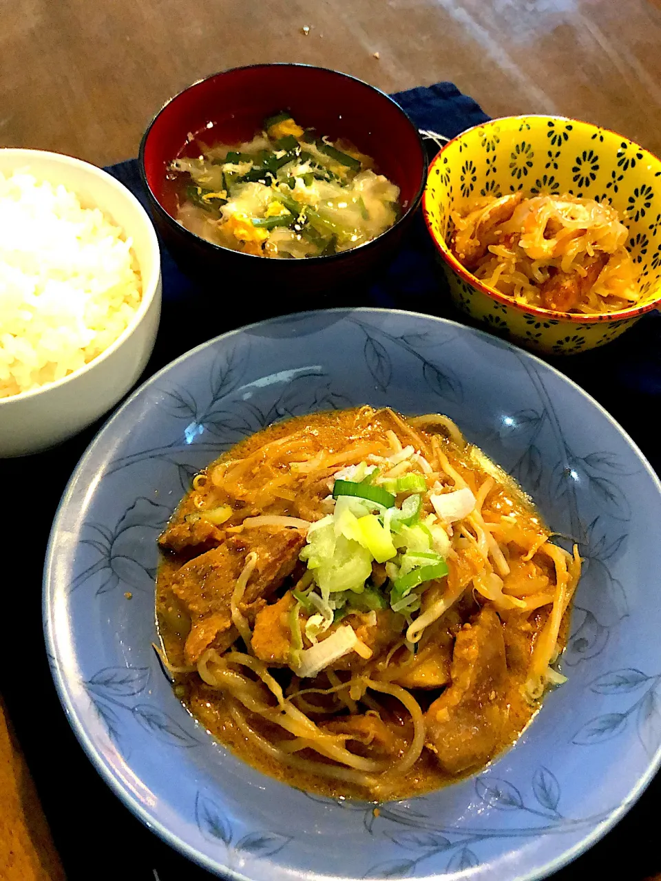 豚の味噌漬け。竹輪と糸こんのきんぴら。キャベツとニラのｶｷﾀﾏｽｰﾌﾟ。|けみさん