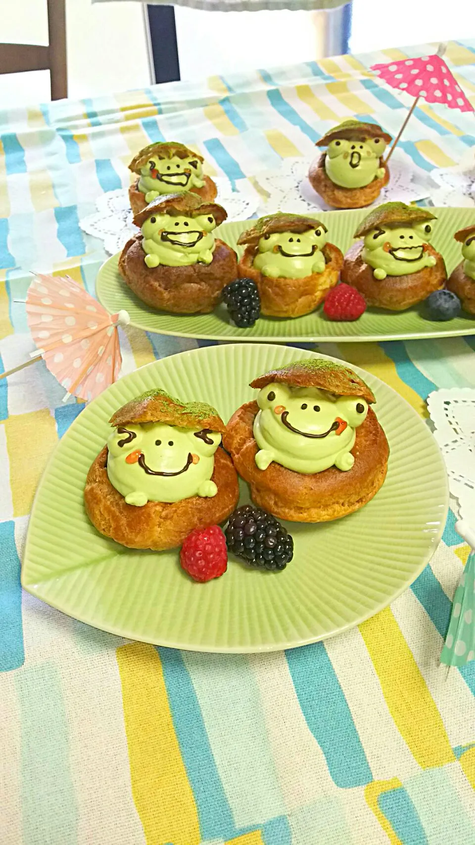 アップも❤しゃなママさんのかえるシュークリーム🐸🎵|とししいたけさん