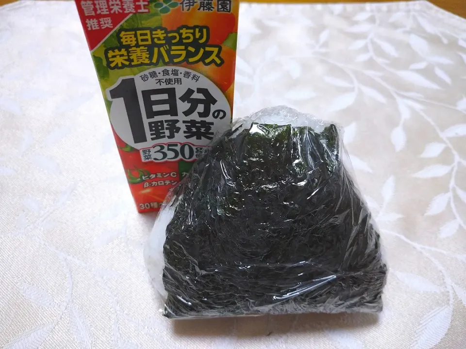 7/25夜勤弁当
ツナおにぎりと野菜ジュース|卯月さん