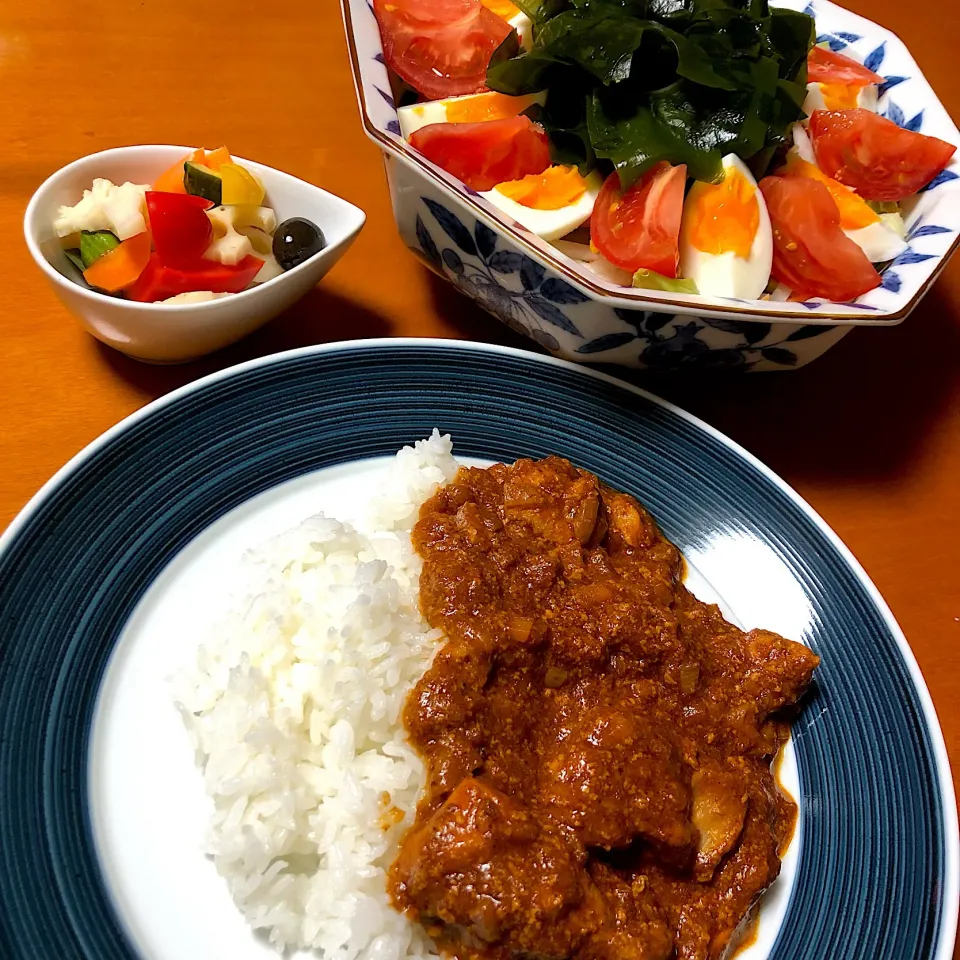 バターチキンカレーとサラダとピクルス|久美子さん