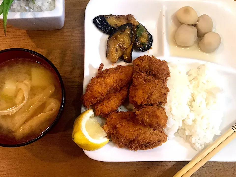 チキンカツ、茄子のピリ辛炒め、卵巾着と里芋の煮物。|msさん