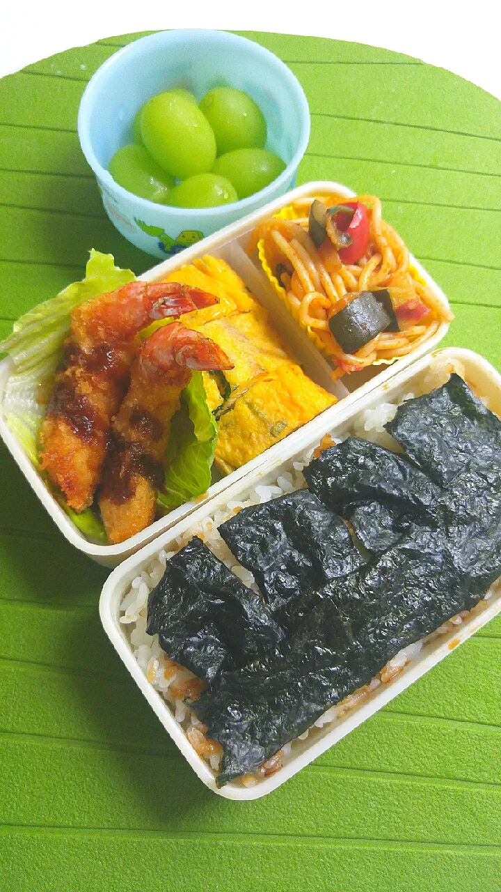 ☆小５＊夏休み弁当☆時間がなかった急ぎ弁当(笑)海苔ごはん＊夏野菜パスタ＊ｶﾆｶﾏ三葉玉子焼き＊海老フライ＊マスカット|ｼｮｺﾗさん