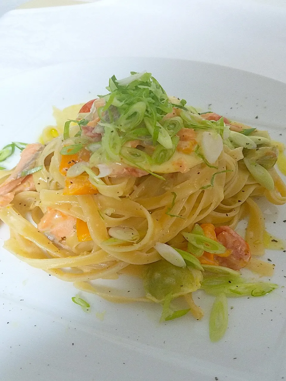 レモン香るサーモンとネギの彩りトマトのクリームフェットチーネ|shuapufさん