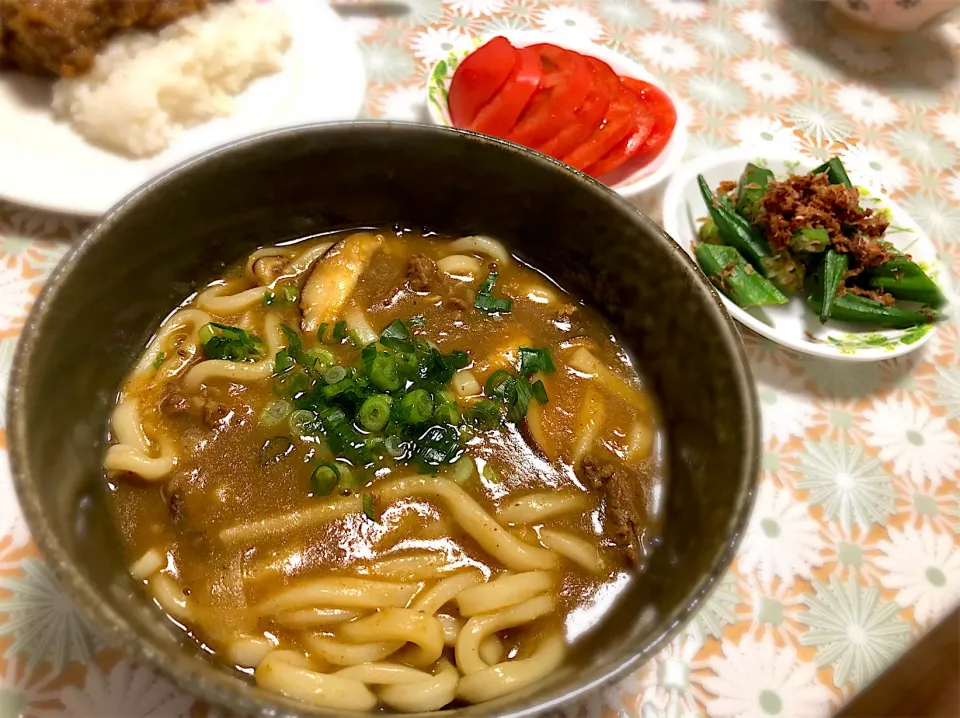 Snapdishの料理写真:昨日のカレーでカレーうどん、トマトサラダ、オクラのおかか和え|FKTMPさん