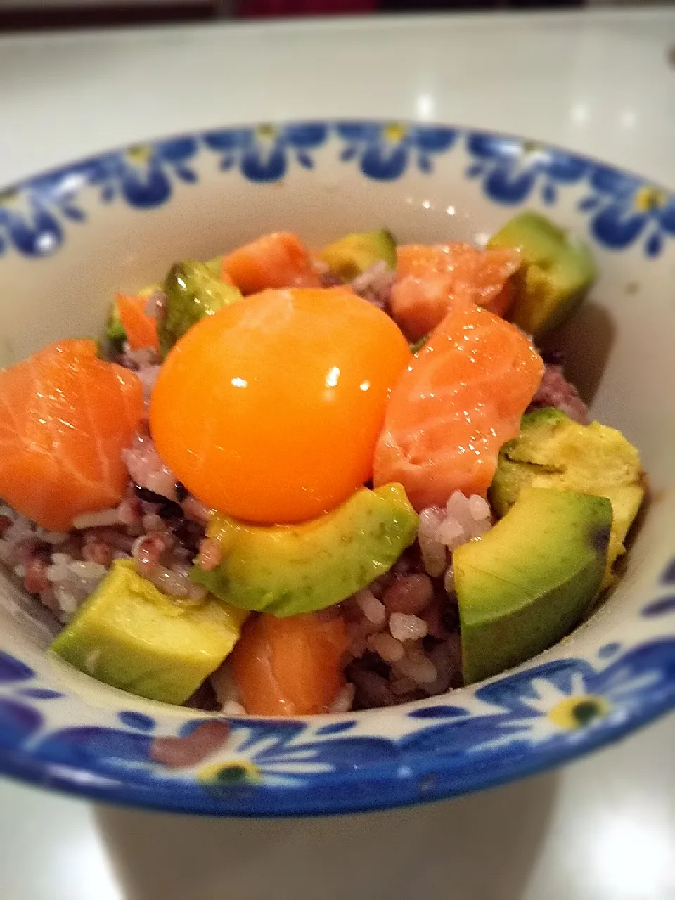 サーモンアボカド丼🥑|まきごろうさん