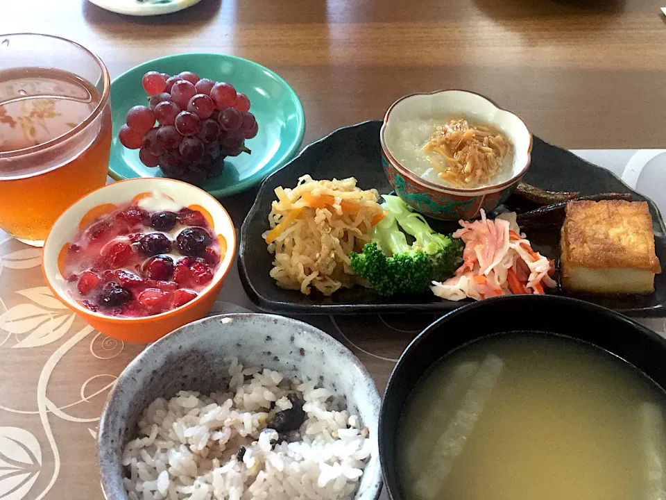 朝ごはん
絹揚げの甘辛煮、切り干し大根、なめ茸大根おろし、カニカマ、ブロッコリー、十穀米、大根と揚げの味噌汁、デラウエア、ベリー添えヨーグルト、ルイボスティー|かよちゃんさん