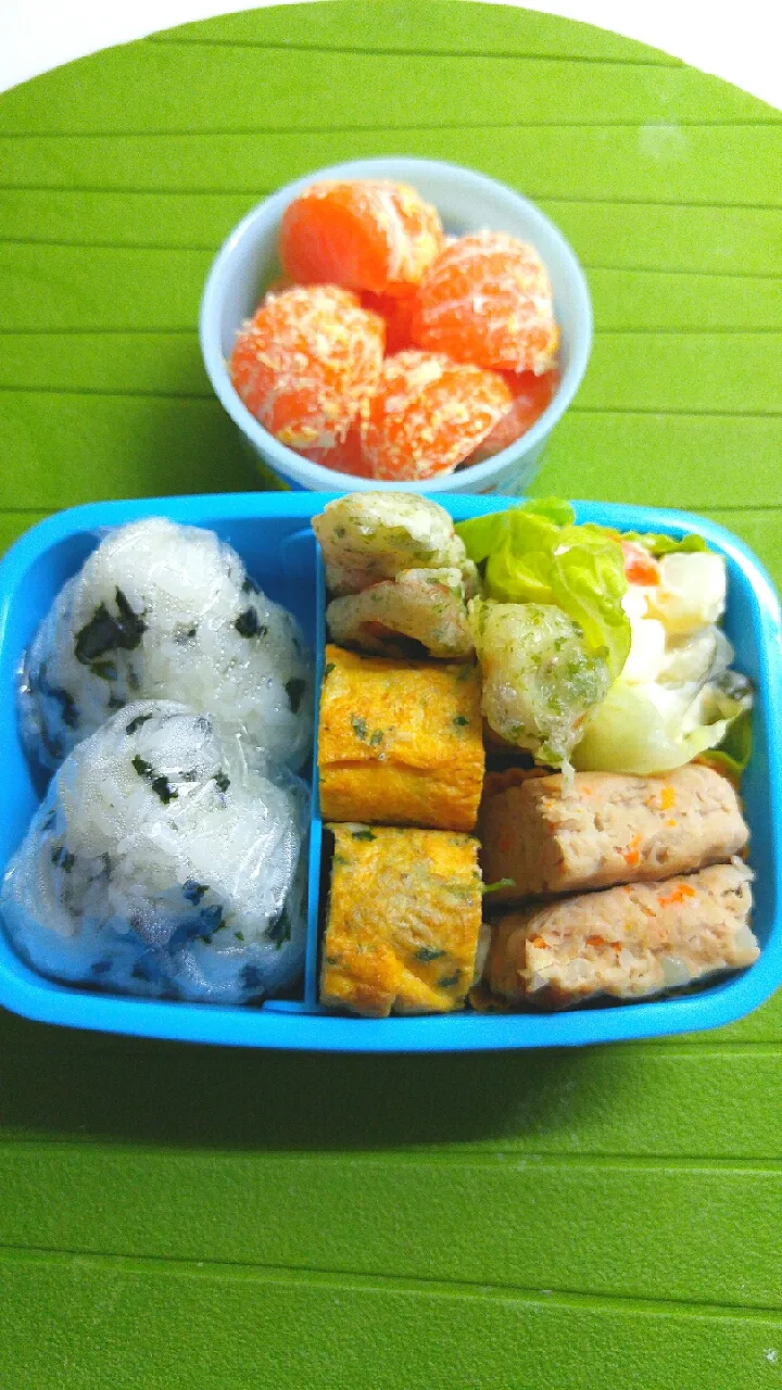 ☆小５＊夏休み弁当☆若芽お握り＊ｼﾗｽ三葉玉子焼き＊ポテトサラダ＊竹輪磯揚＊ミートローフ＊蜜柑|ｼｮｺﾗさん