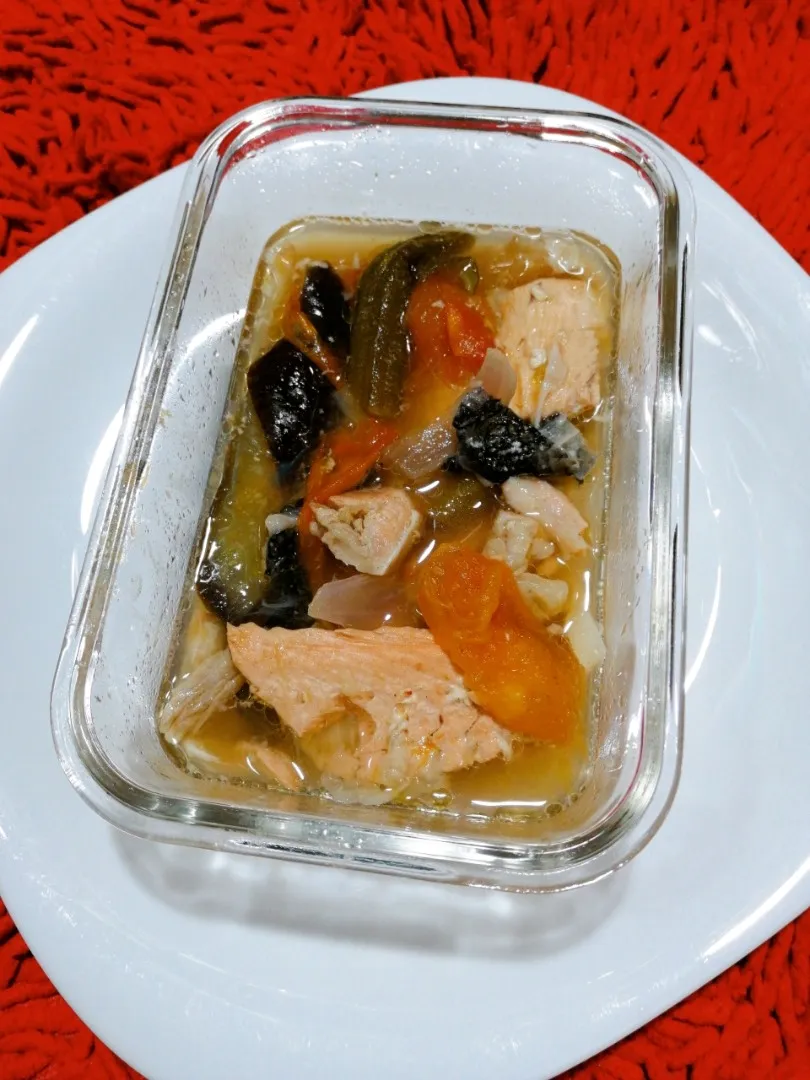 #Foodie#
#MyOwnVersionOfCooking#
©SINIGANG NA ULO NG SALMON© 
Ingredients:
Salmon
Kamatis
Sibuyas
Bawang
Paminta 
Talong
Okra
Sinigang mix (Optional)

Note: Jus|Fayeさん