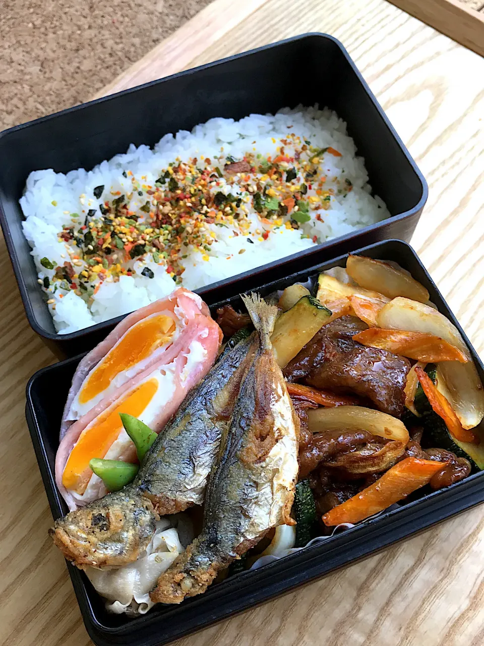 小アジのから揚げ牛肉と野菜炒め弁当|二キィさん