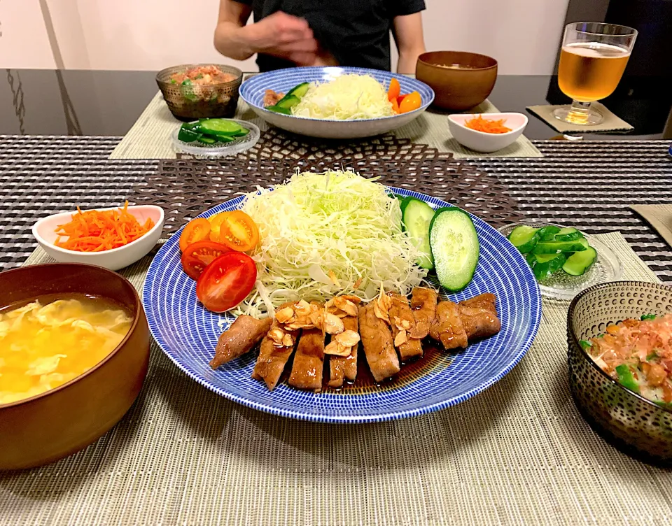 トンテキでニンニクたっぷりスタミナご飯😄|ゆかさん