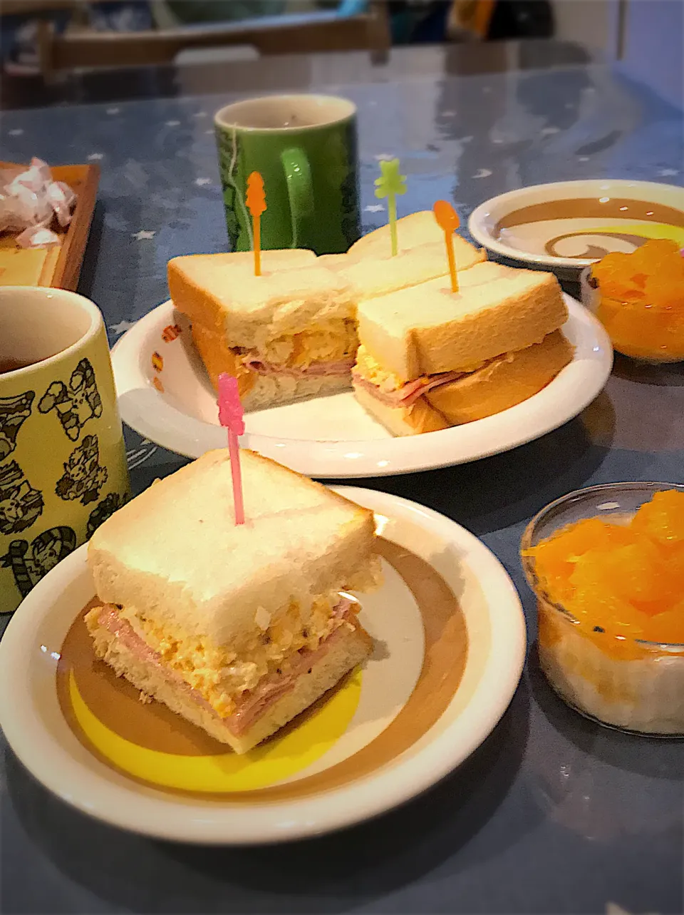 Snapdishの料理写真:ももハムと玉子のサンドウィッチ🥪   オレンジヨーグルト🍊 メープルシロップがけ  京和紅茶☕️|ch＊K*∀o(^^*)♪さん