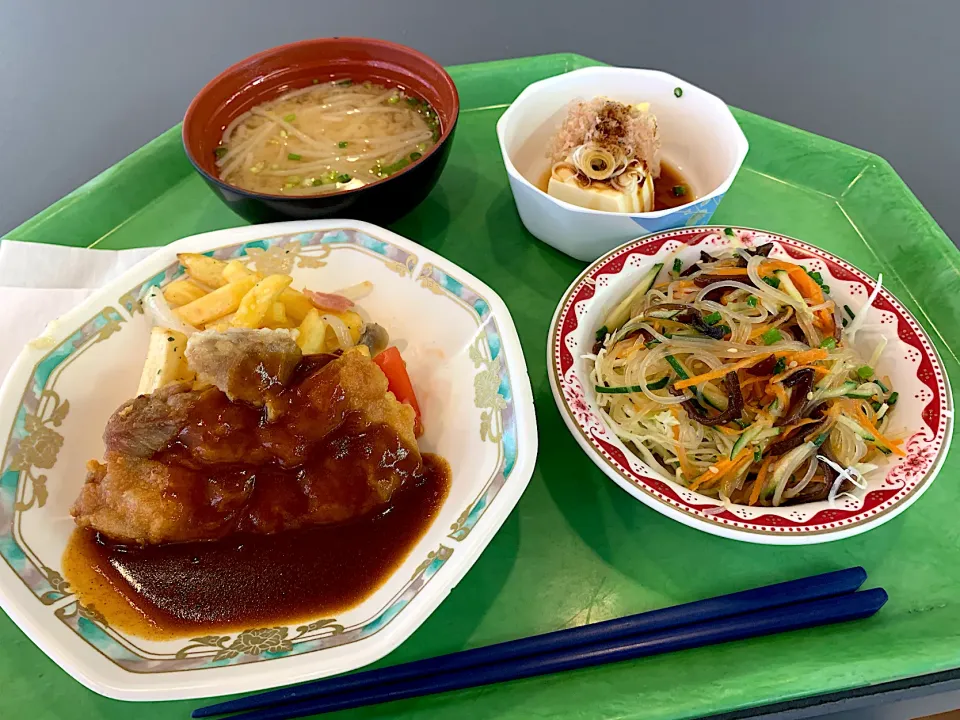 チキンソテーデミソース、冷奴、春雨とキャベツのサラダ、味噌汁|Tadahiko Watanabeさん