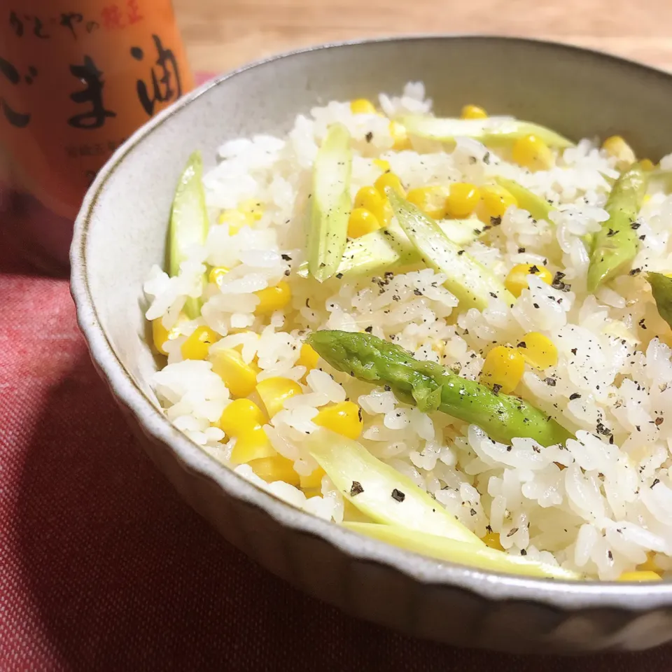 ごま油香る🎵とうもろこしとアスパラの炊き込みご飯🌽|きいこさん