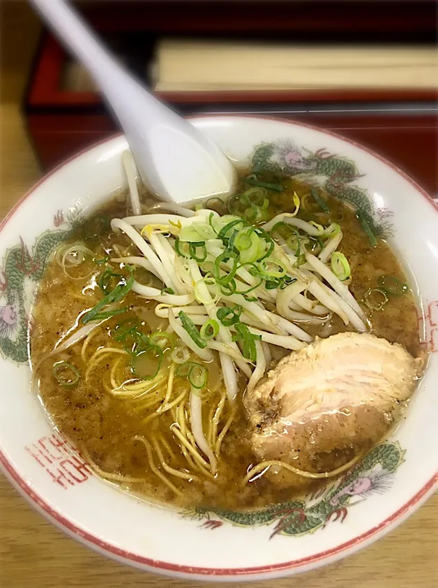 博多とんこつラーメン！
替玉ラーメン1玉無料！
@めんめんかめぞう|morimi32さん