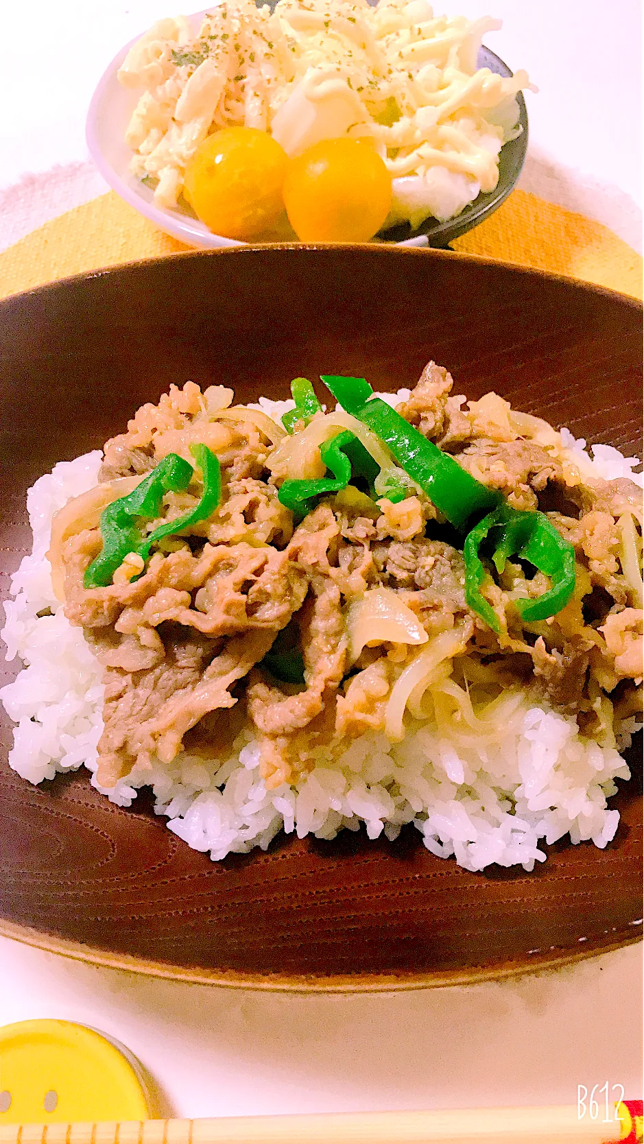 今日は娘の晩御飯のみ😋牛肉の味噌炒め丼😋大好きなマカロニサラダ🥗|ゆきさん