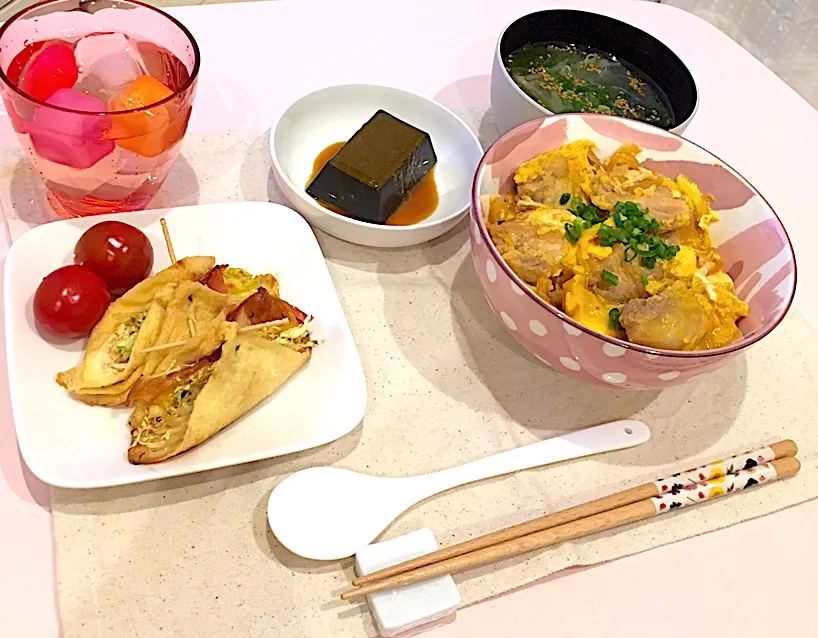 Snapdishの料理写真:#ふわとろ親子丼 #ハムチーズキャベツの油揚げ包み焼き #もやしとワカメと春雨の中華スープ|naomiさん