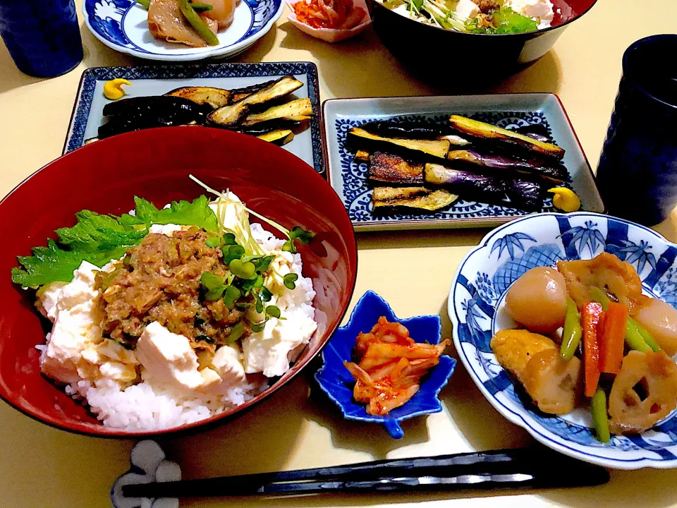 7/26 #晩ごはん •豆腐と鯖缶の和え物のっけ丼 •玉こんにゃくとごぼう天の煮物 •茄子の油炒め •キムチ|おさんどんさん