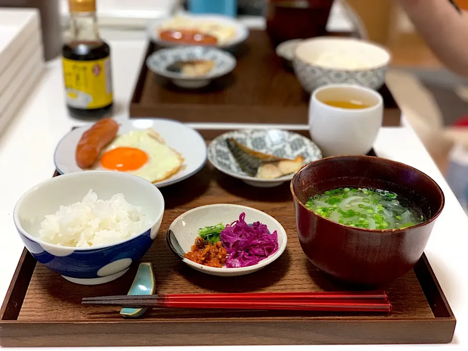 朝ごはん。塩サバ、目玉焼き、ソーセージ、玉ねぎとワカメのお味噌汁。|yukiさん