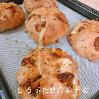 Snapdishの料理写真:チーズカレーパン|しろぶた@ぶひさん