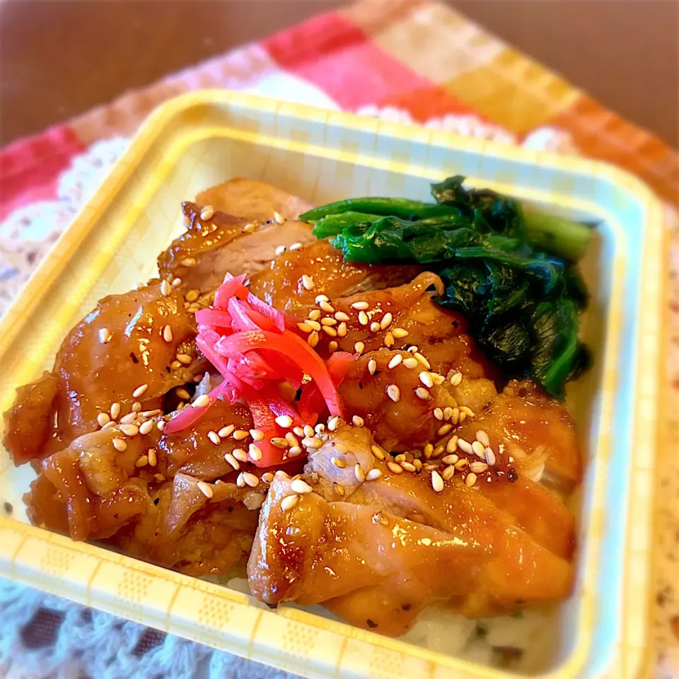 バイト弁当。照り焼き丼！  入れ物はそのまま捨てれるヤツで！！のリクエスト。|goma（みぃちゃん）さん