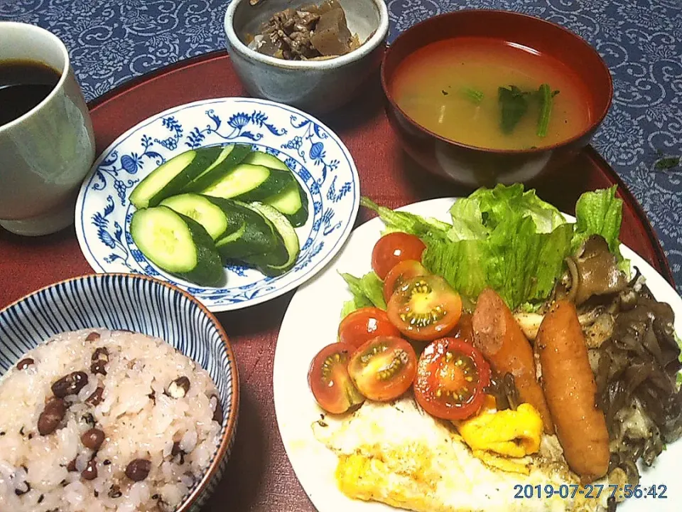 Snapdishの料理写真:よねばーばの朝ごはん
おこわ
ウインナーとたまご焼きレタストマトの付け合せ
牛肉と蒟蒻と牛蒡の甘辛煮、
ほうれん草の味噌汁
きゅうりの糠漬け
ご飯、コーヒー|yoneばーばさん