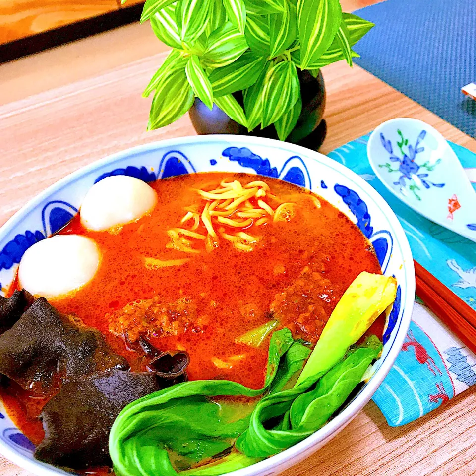 今日は自宅で中華ランチ   生辛口担々麺を買って、ふかひれ餃子、キクラゲ、青梗菜をトッピング   いただきま〜す。😋|Sの食卓さん