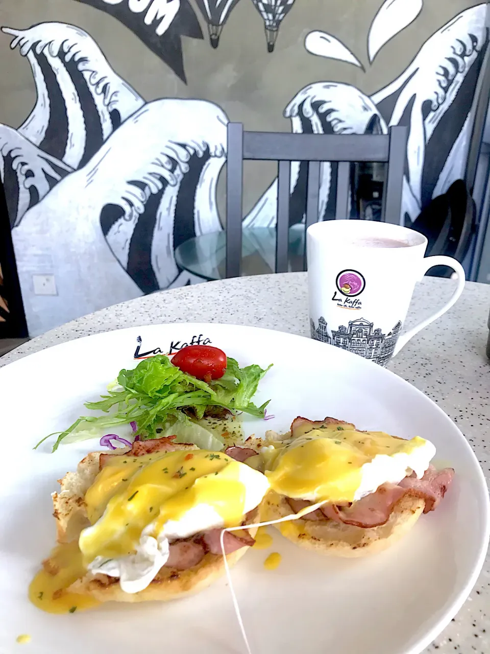 Bacon Benedict breakfast with Hokkaido double chocolate|Sky Blueさん