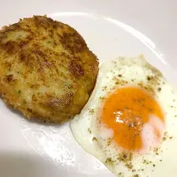 キャベツメンチカツ、目玉焼き|ぺろさん