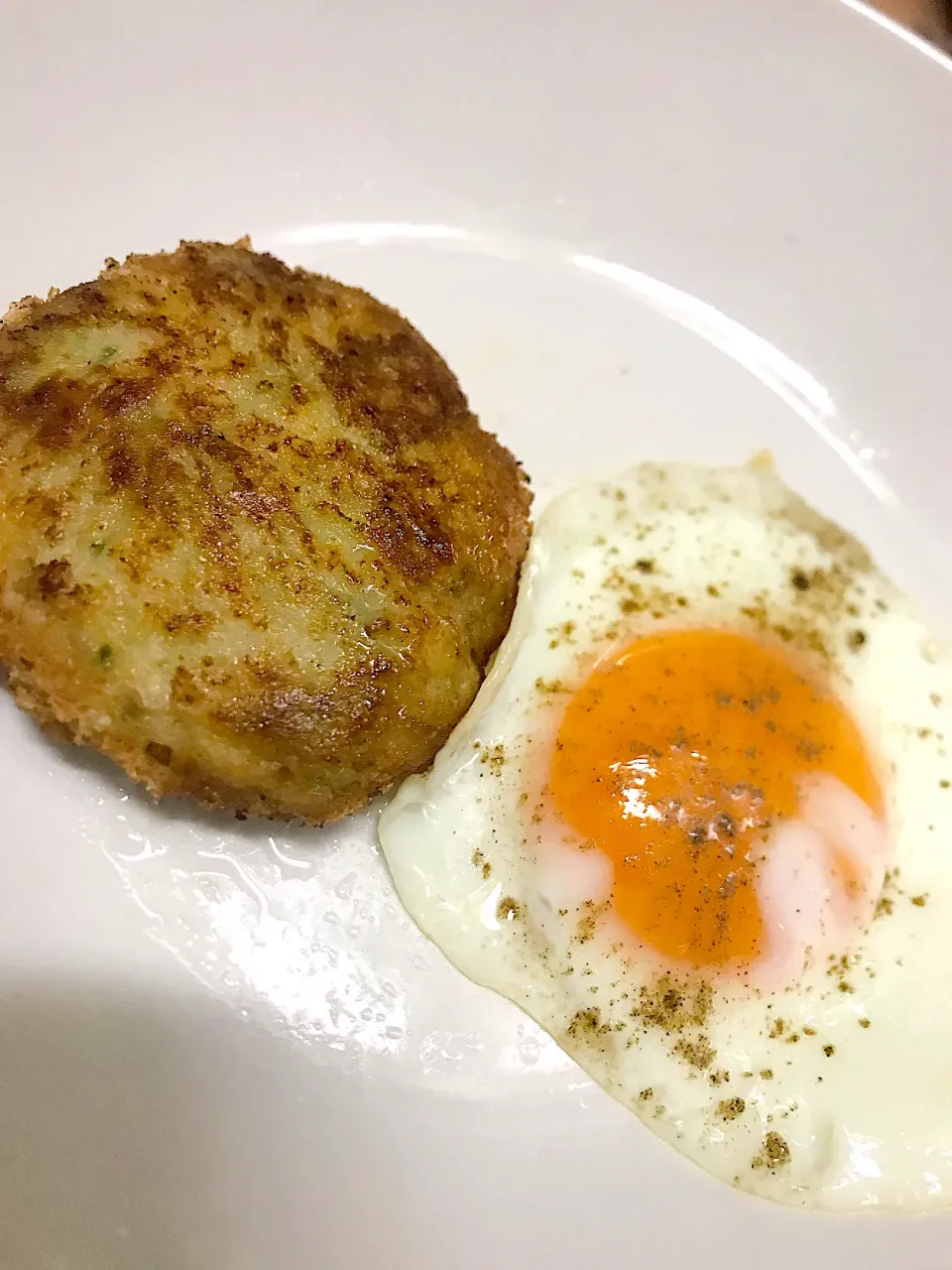 キャベツメンチカツ、目玉焼き|ぺろさん