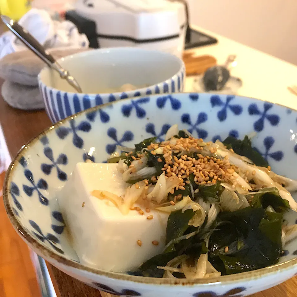 豆腐とわかめと長ネギと。晩ごはん。|しゅうとうさんさん