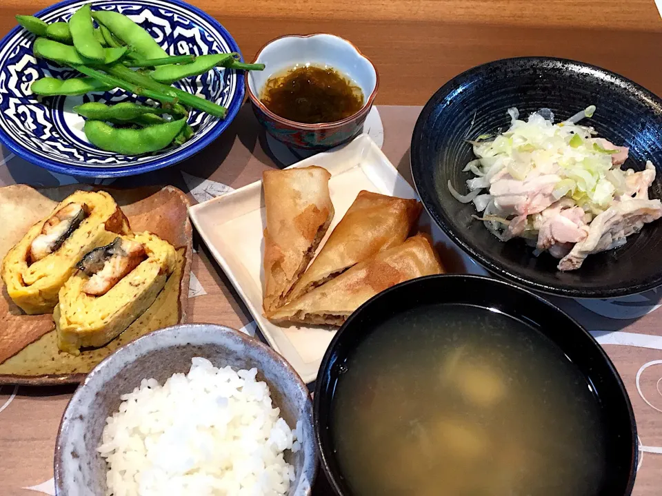 土曜日の晩御飯
野菜と蒸し鶏、春巻き、鰻入卵焼き、もずく黒酢、枝豆、白米、あさりの味噌汁|かよちゃんさん