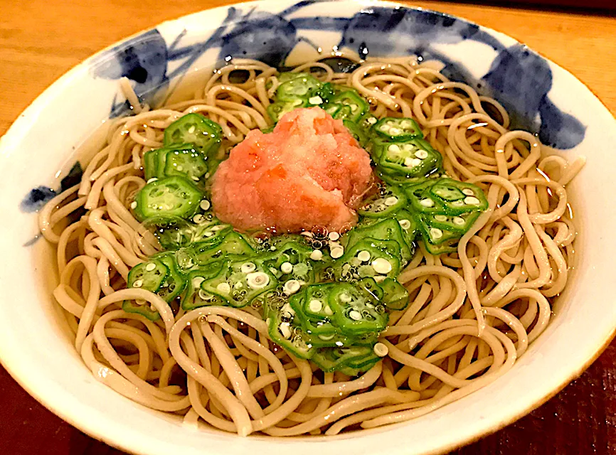 Snapdishの料理写真:今日のお昼は梅おろし蕎麦どす。暑い日には食欲なくても大盛りを食べることできてしまう🐷私に奴痩せるって言葉は似合わないな🤣|にゃあ（芸名）さん