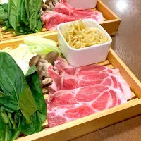 Snapdishの料理写真:豚しゃぶ〆は沖縄そばで。|miiiーna"さん