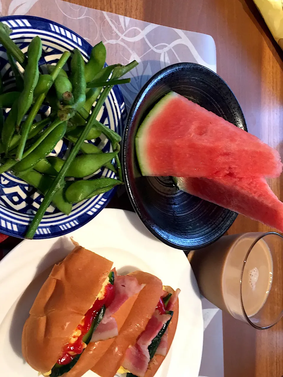 Snapdishの料理写真:日曜日の朝ごはん
ホットドッグ、枝付きで枝豆、スイカ、カフェオーレ|かよちゃんさん