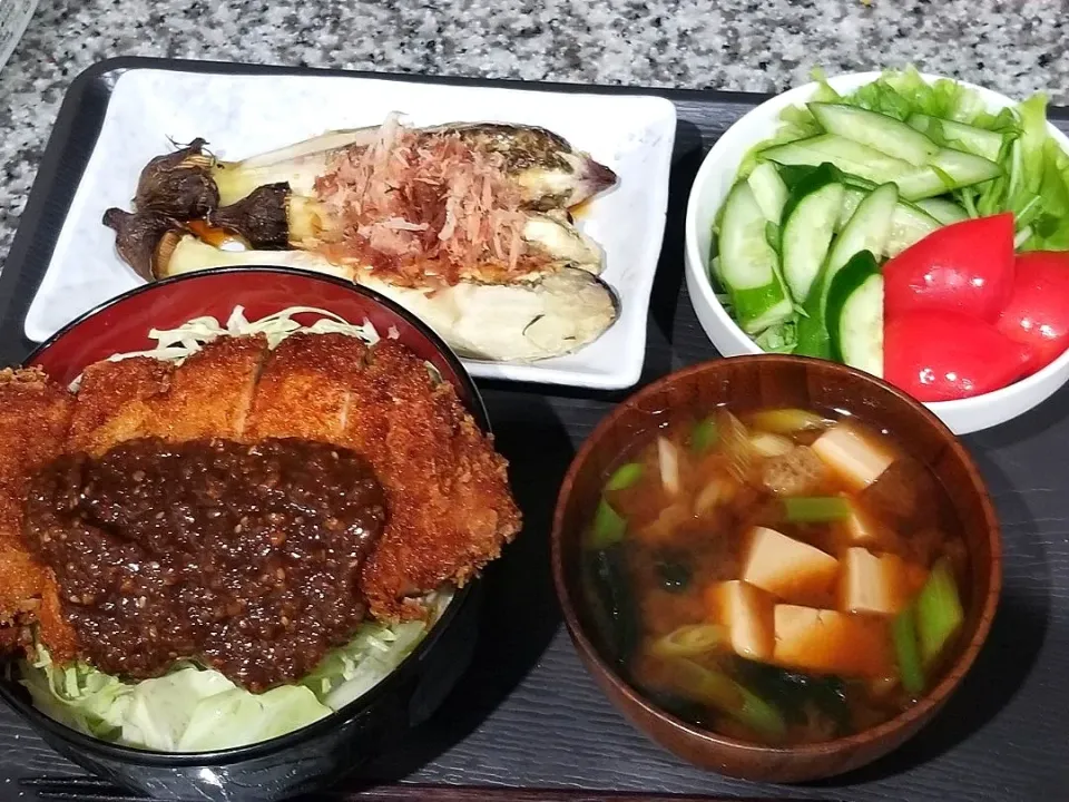 味噌カツ丼
焼きナス
サラダ
味噌汁|あぁちゃんさん