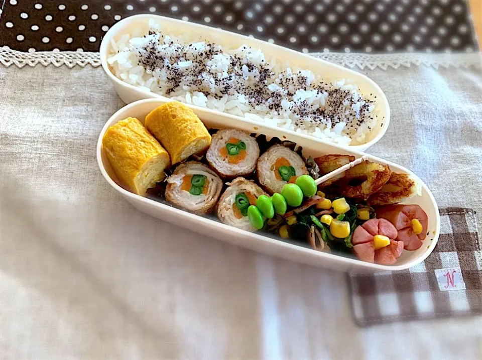 Snapdishの料理写真:インゲン人参肉巻き🥕🐖🌀卵焼き🍳ウインナー🌸ほうれん草ベーコンコーン🌽枝豆🍚|あやこさん