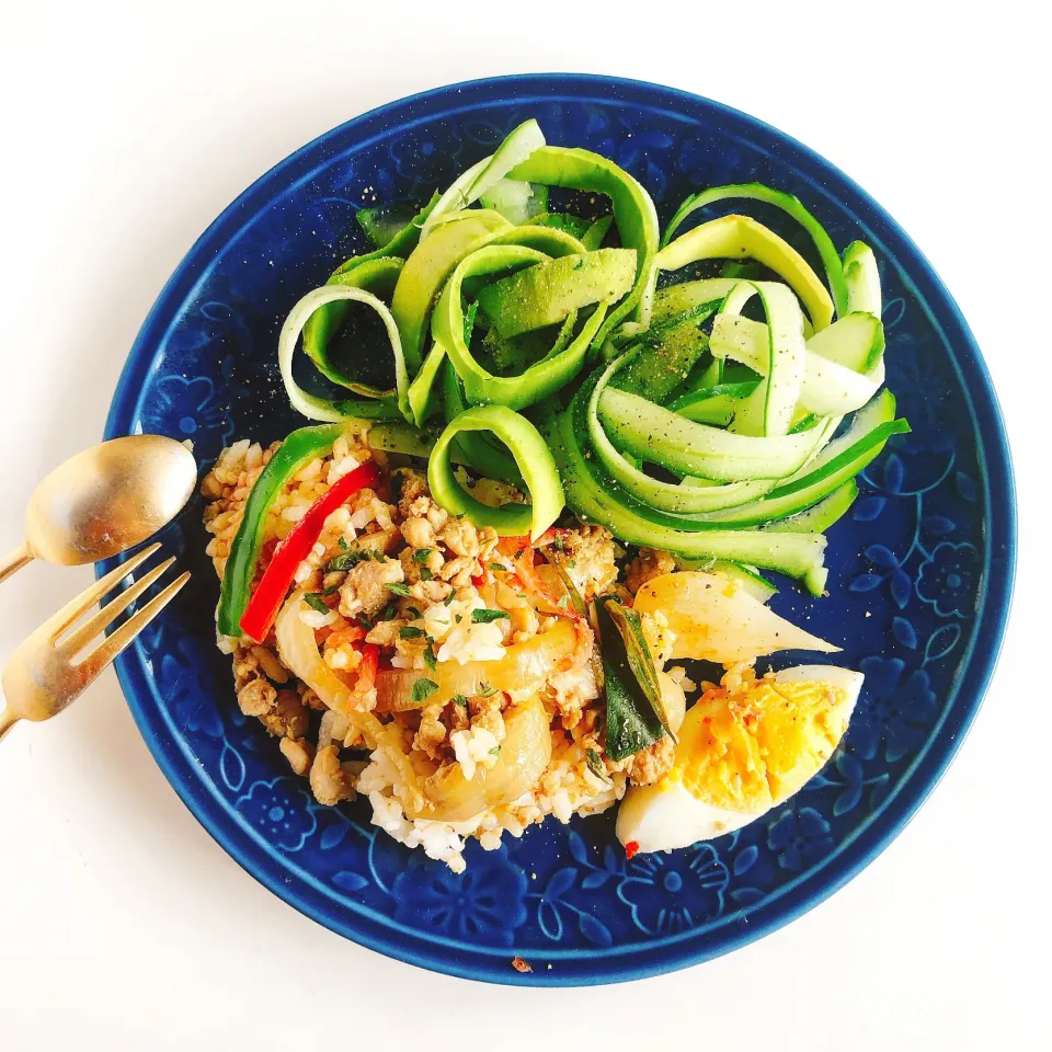 ガパオライス🐥🇹🇭
アボカドきゅうりサラダ🥑🥒🥗|sakiさん