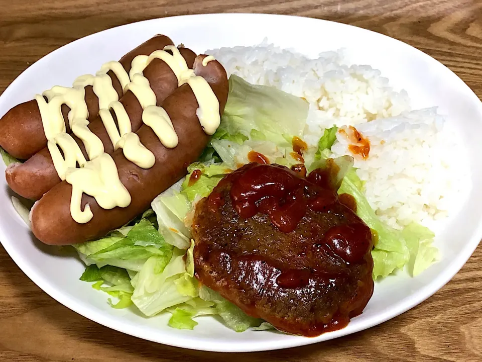 今日の昼食
☆あらびきソーセージ
☆チーズハンバーグ
☆レタスサラダ|まぁたんさん