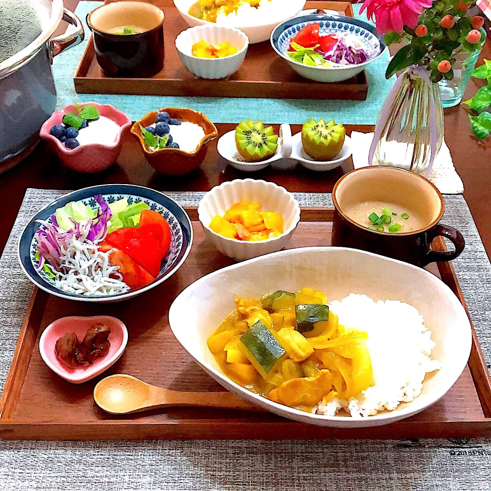 我が家の夕ごはん〜大豆粉カレー、じゃことトマトのサラダ、コリンキーのバター醤油炒め、かぶのポタージュスープ、とりレバーの甘辛煮〜|@panna_cotta.703さん