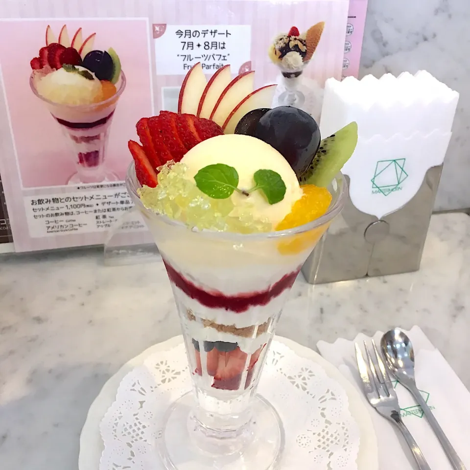 フルーツパフェ🍨🍓🍇🥝🍊🍎|leeさん