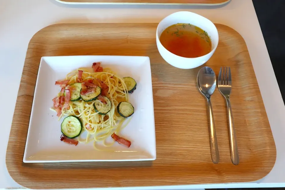 今日の昼食 ズッキーニパスタ、コンソメスープ|pinknari🐰🌈さん