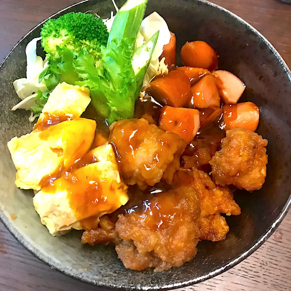 唐揚げ、ウィンナー、玉子の餡かけ丼|Food is lifeさん