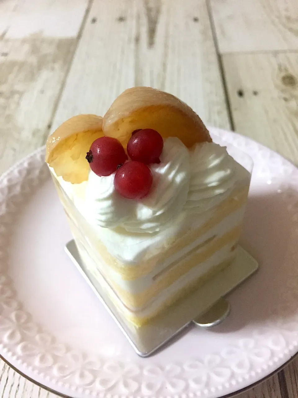 Snapdishの料理写真:ピーチショートケーキ@ペストリーショップ（虎ノ門/アンダーズ東京）|Kazuya Miyukiさん