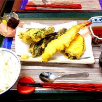 天ぷら定食 天ぷら4点盛り、厚焼き玉子、蛇腹きゅうりの酢の物🥒、西瓜入りあんみつ🍉、とろろ昆布お吸い物
