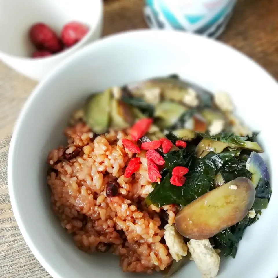 🍆茄子とワカメの中華炒め
🍱お弁当です😁
ご飯は寝かせ玄米です🥢|エスニックナーサーンさん