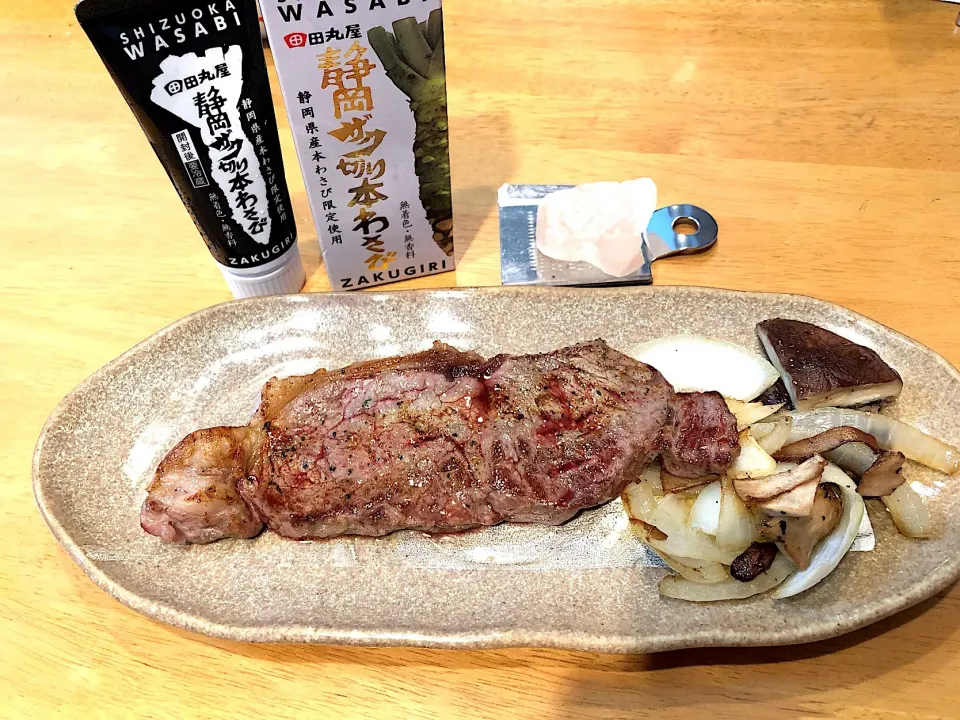 Snapdishの料理写真:十勝牛のロースステーキ|めぐみさん