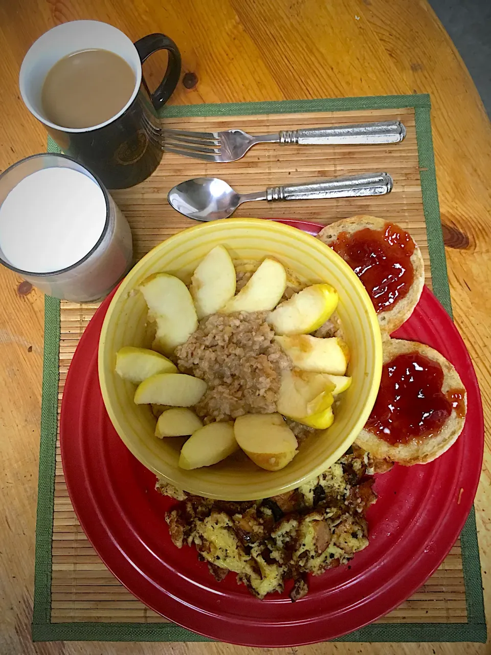 Snapdishの料理写真:Apple Cinnamon Oatmeal, English Muffin With Margarine, and Strawberry Jam, Scrambled Eggs With Garlic, Black Pepper and Chicken Sausage: Starbucks Blonde Hazeln|Michaels Culinary Adventuresさん