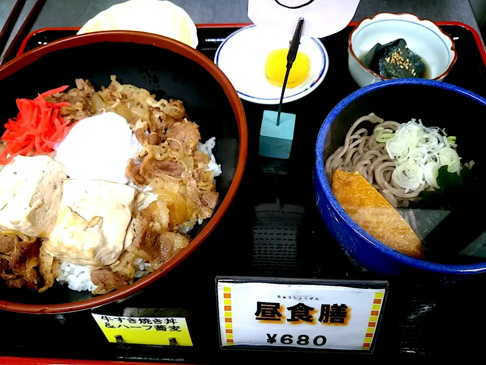 Snapdishの料理写真:牛すき焼き丼・半そばセット|nyama1さん