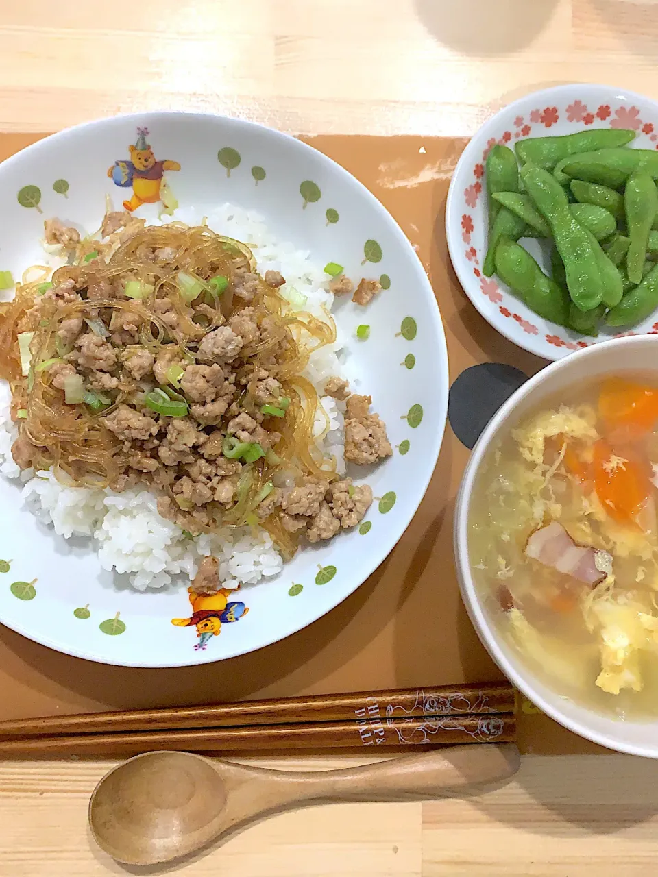 ・麻婆春雨丼 ・野菜卵コンソメスープ ・枝豆|ぺろたんさん